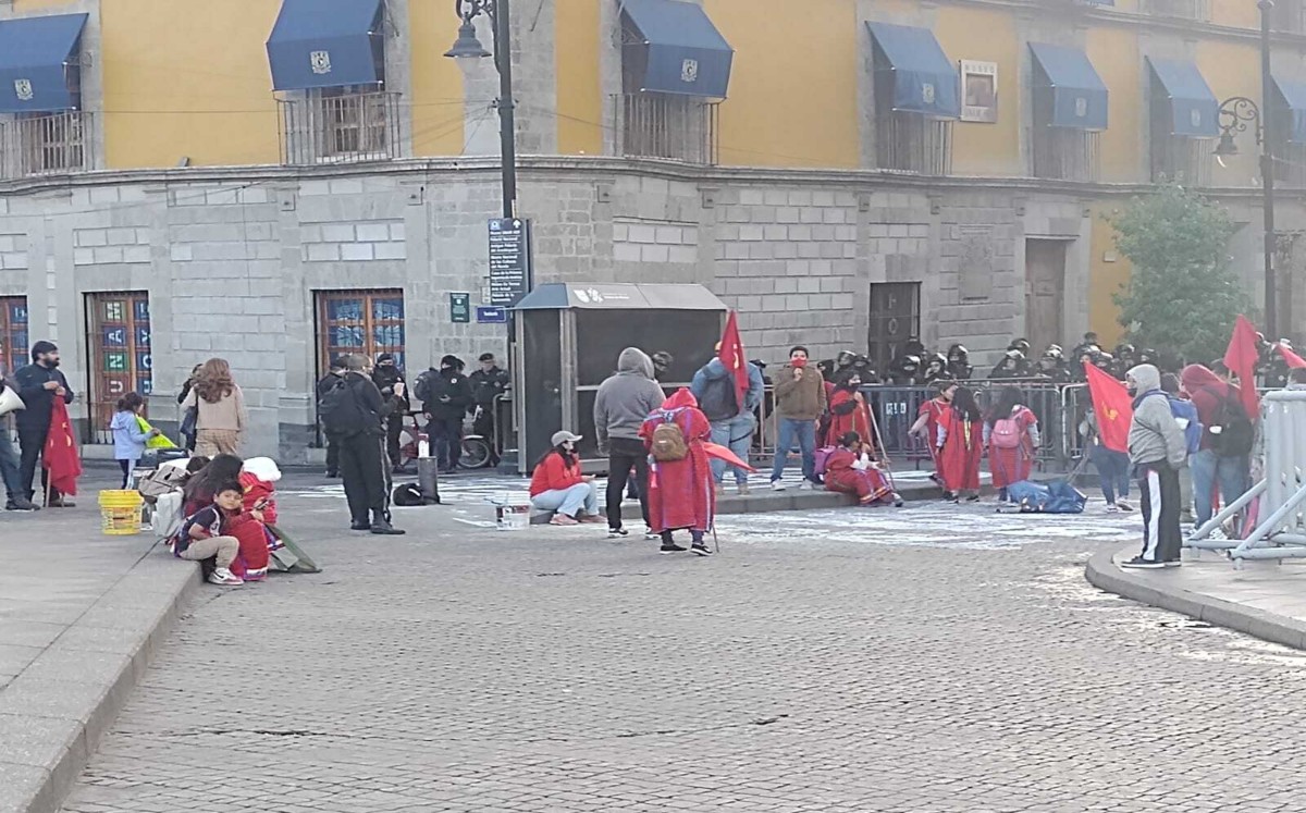 Manifestantes realizando pintas en la vía pública. | César Velázquez
