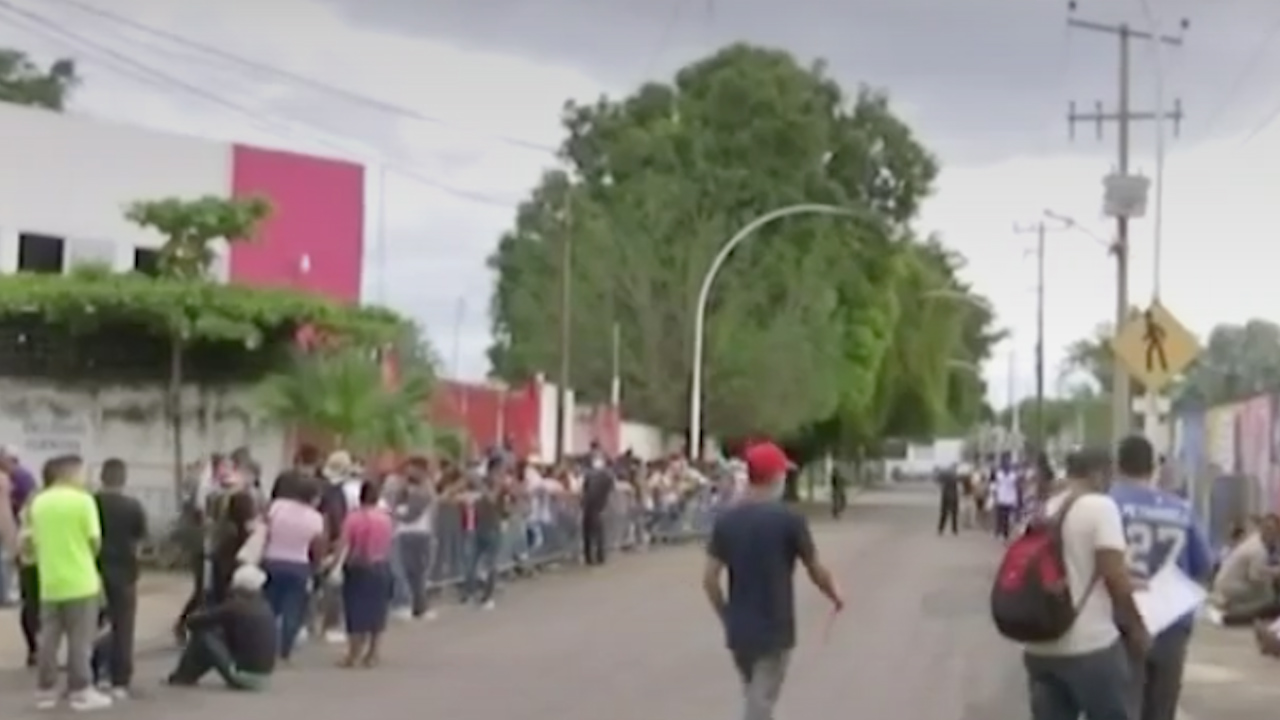 Migrantes vuelven a saturar instalaciones del INM en Chiapas