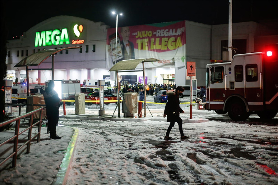 La lluvia provocó la caída del techo de un supermercado sobre Avenida Revolución, en Mixcoac. |Araceli López