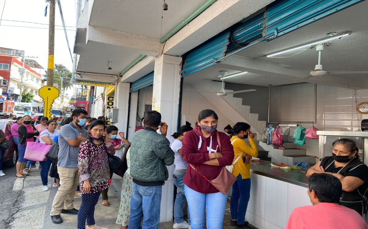 Se reportan grandes filas para comprar pollo. (Especial)