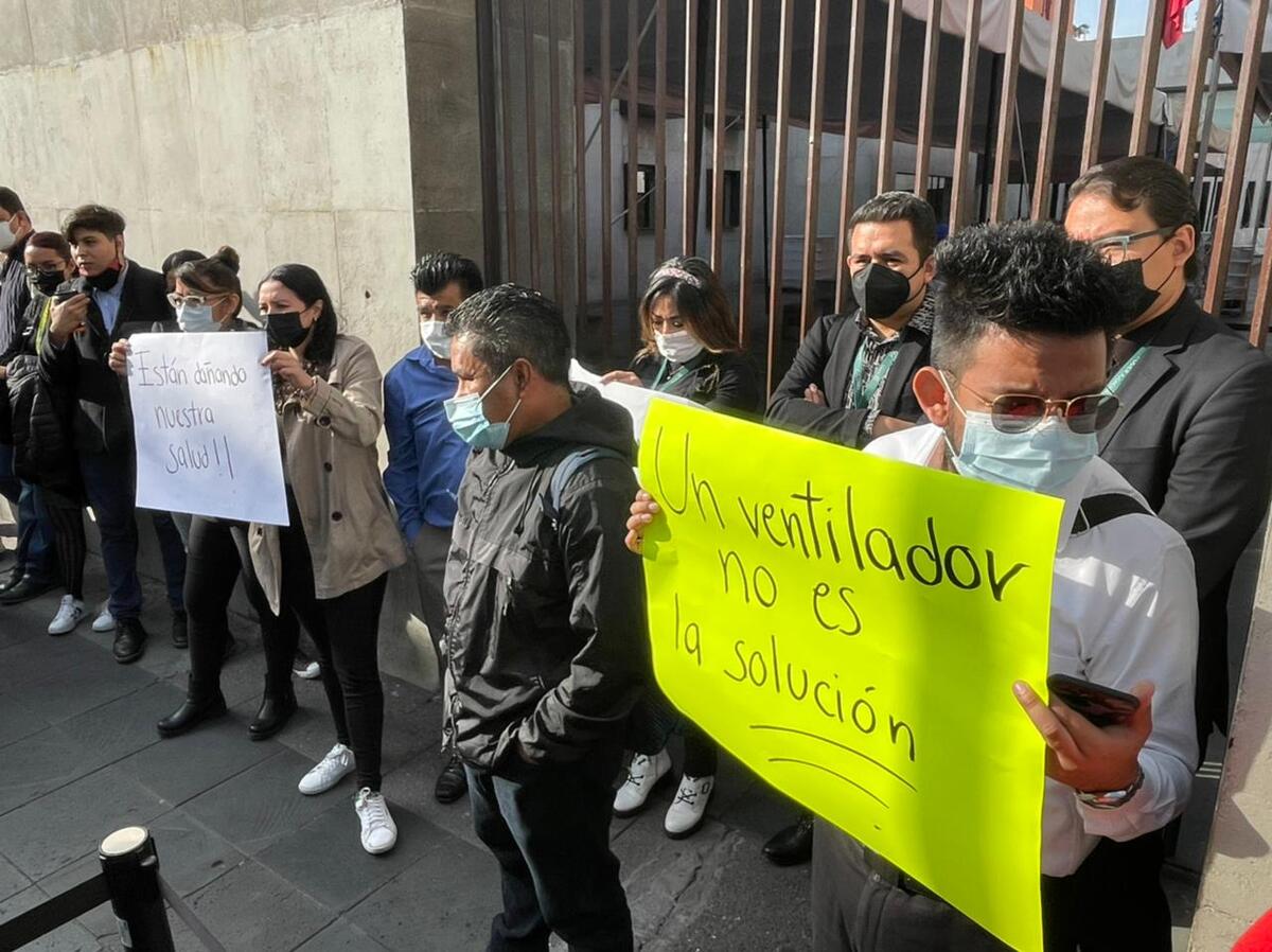 Trabajadores de los juzgados de lo familiar protestan en avenida Juárez, cierran los accesos
