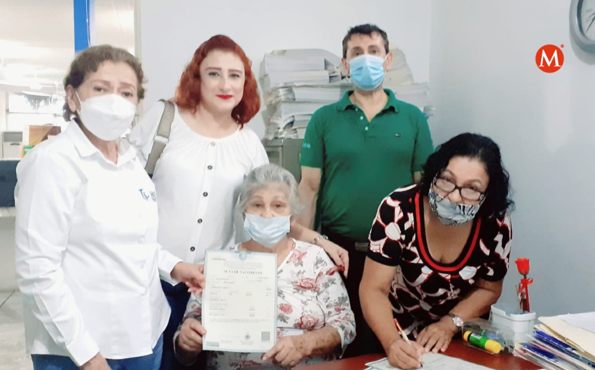 Abuelita tramita por primera vez su acta de nacimiento en Tamaulipas. (Pablo Reyes)