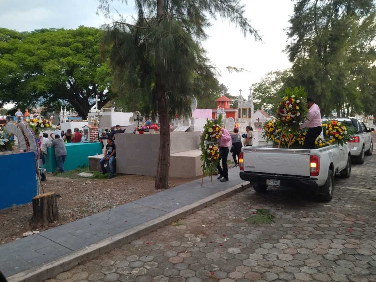 Dan último adiós a policía asesinado en Tizapán (Óscar Ríos)