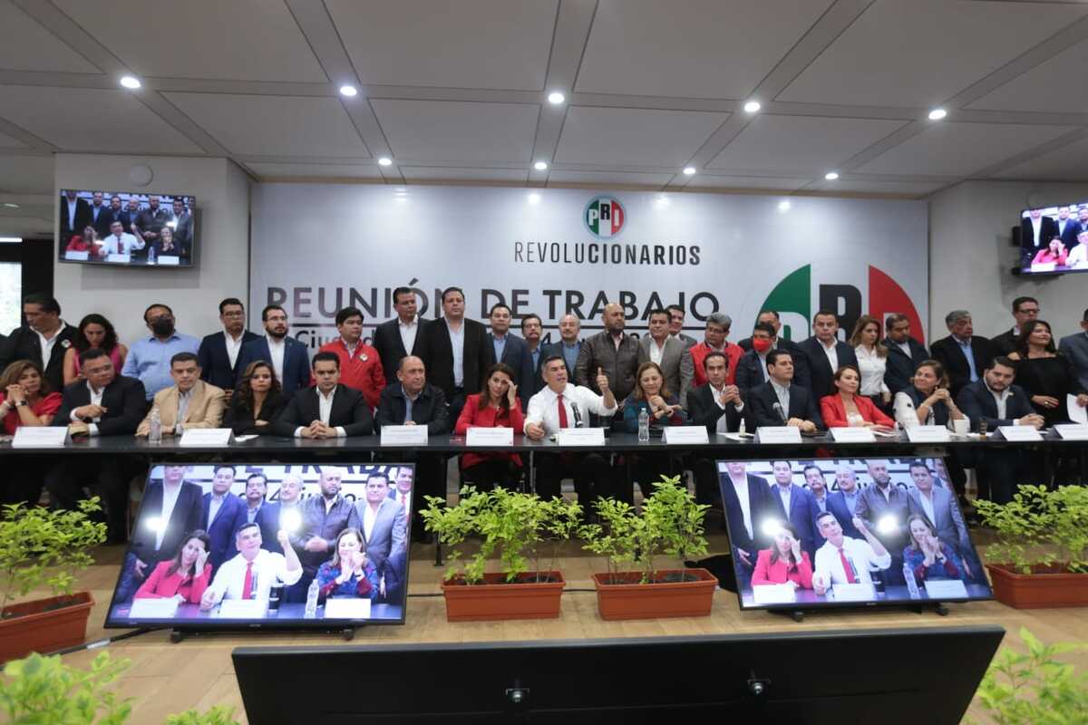 Alejandro Moreno en conferencia de prensa tras reunión con ex dirigentes del PRI. (Jesús Quintanar)