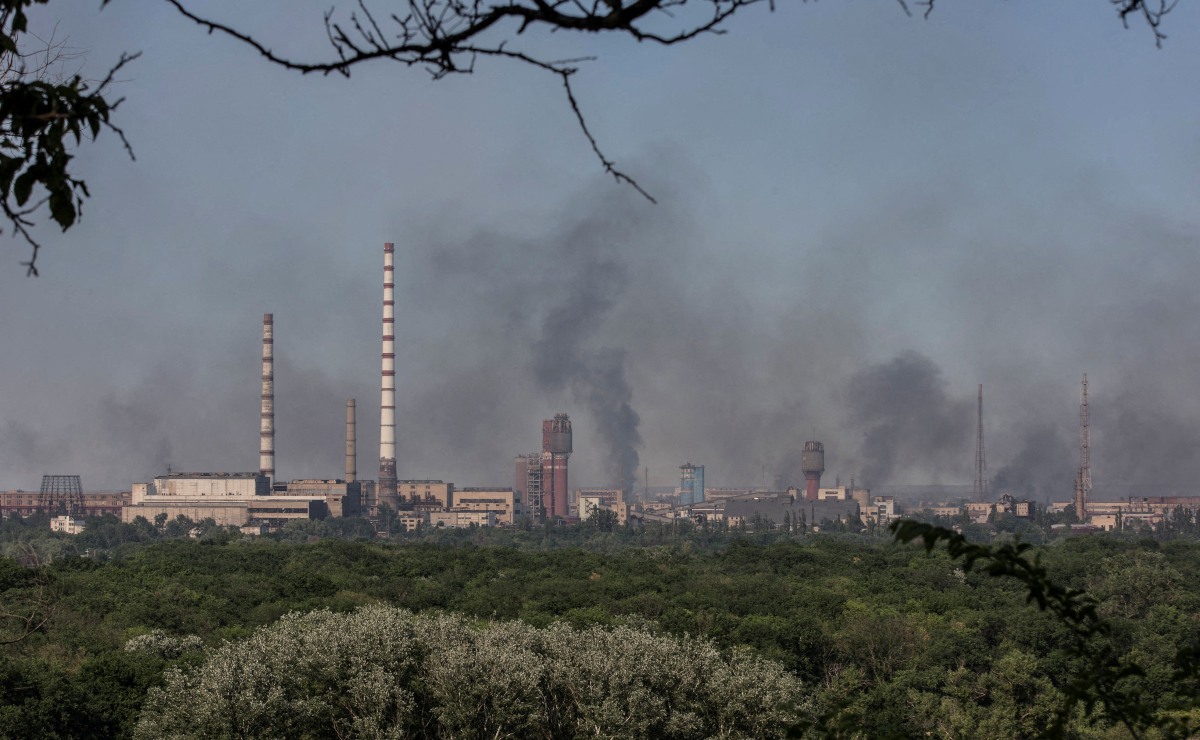 Las autoridades ucranianas calculan más de 500 civiles en la planta de Azot. | Reuters