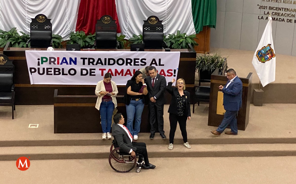 Bancada de Morena cerró el paso a los panistas a la sesión de hoy 14 junio 2022. (Antonio Hernández)