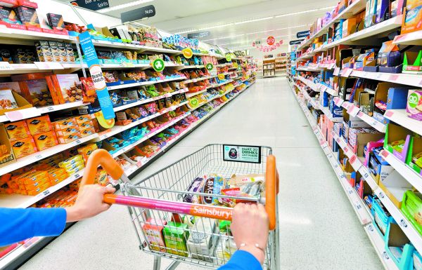 La cadena Sainsbury’s deberá reubicar secciones en sus 600 unidades. Shutterstock