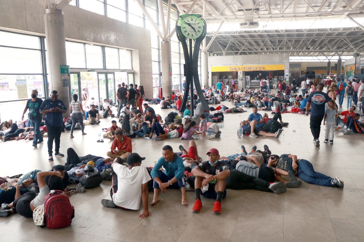 Caravana migrante en la Central de Autobuses de Monterrey. Foto: Raúl Palacios
