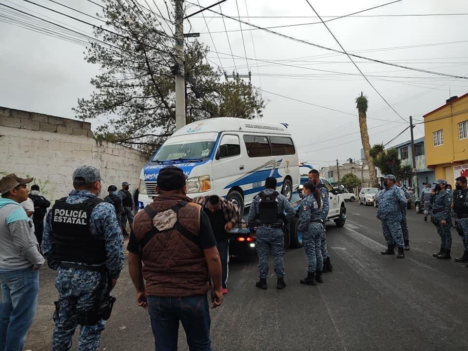 Detención de una unidad antorchista en la colonia Santa Julia de Pachuca. (Especial)
