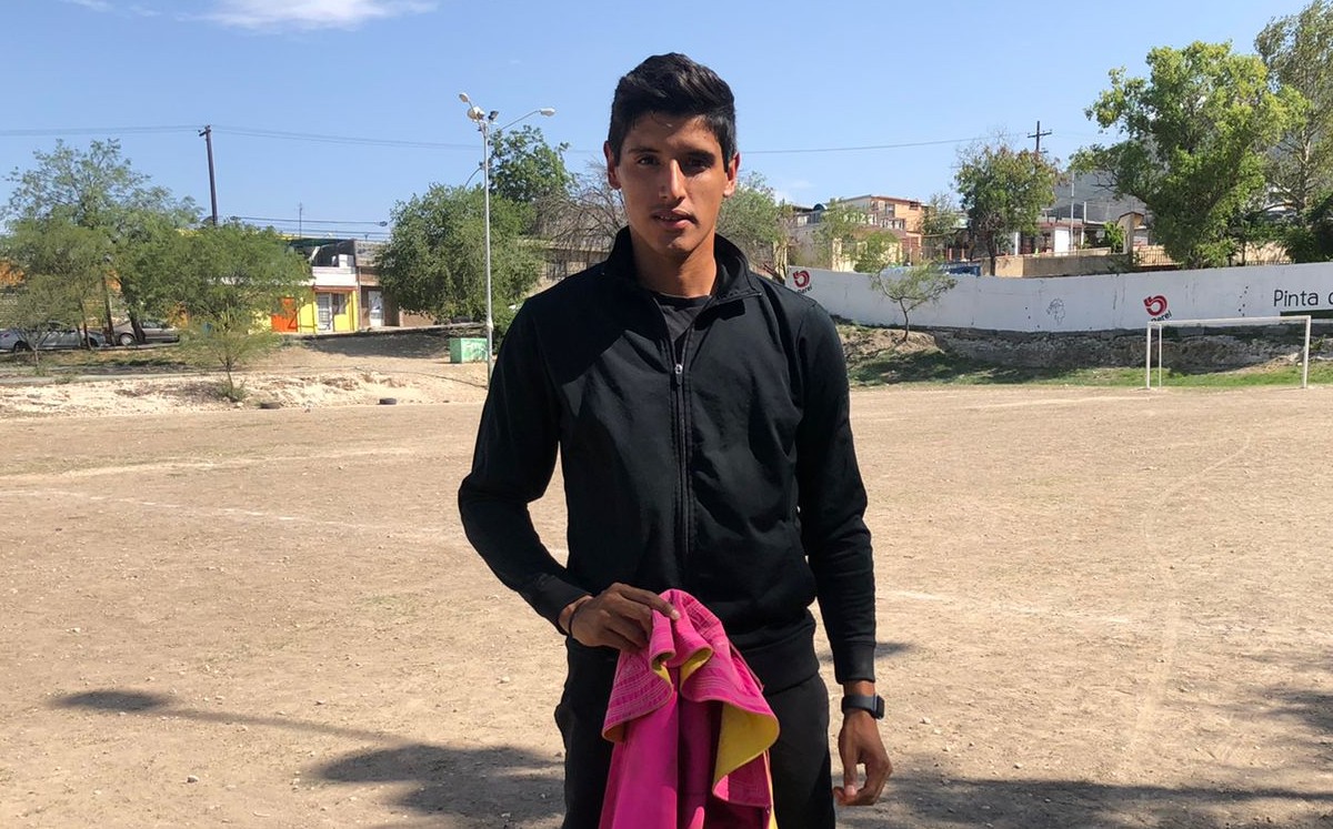 El joven torero Cayetano Delgado se prepara en el terreno llamado el 'Maracaná' (Aáron Hernández)