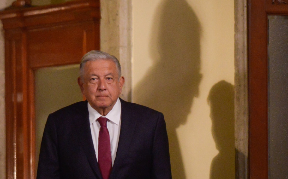 El mandatario llegando a su conferencia mañanera de hoy en Palacio Nacional. | Cuartoscuro