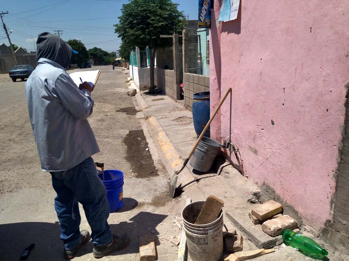 María asegura que en los fraccionamientos aledaños sí sale agua en las casas. (Cecilia Aguilar)