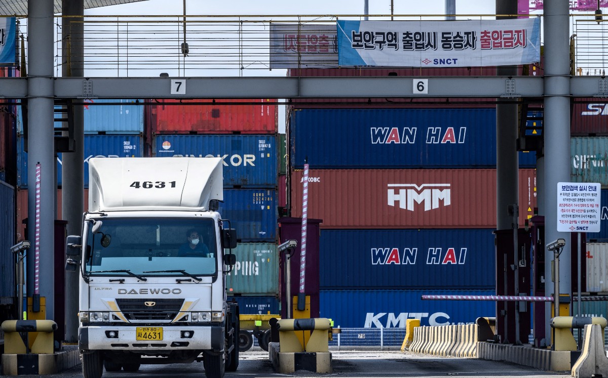 El Ministerio de Comercio estima las pérdidas en unos 1.6 billones de wones. | AFP