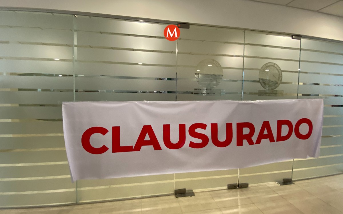 Morena cierra el paso al salón de sesiones del Congreso de Tamaulipas. (Antonio Hernández)