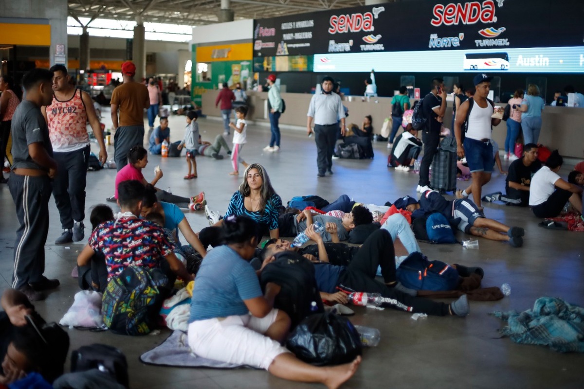 Prohíben venta de pasajes a migrantes en Central de Autobuses.  Foto: Jorge López