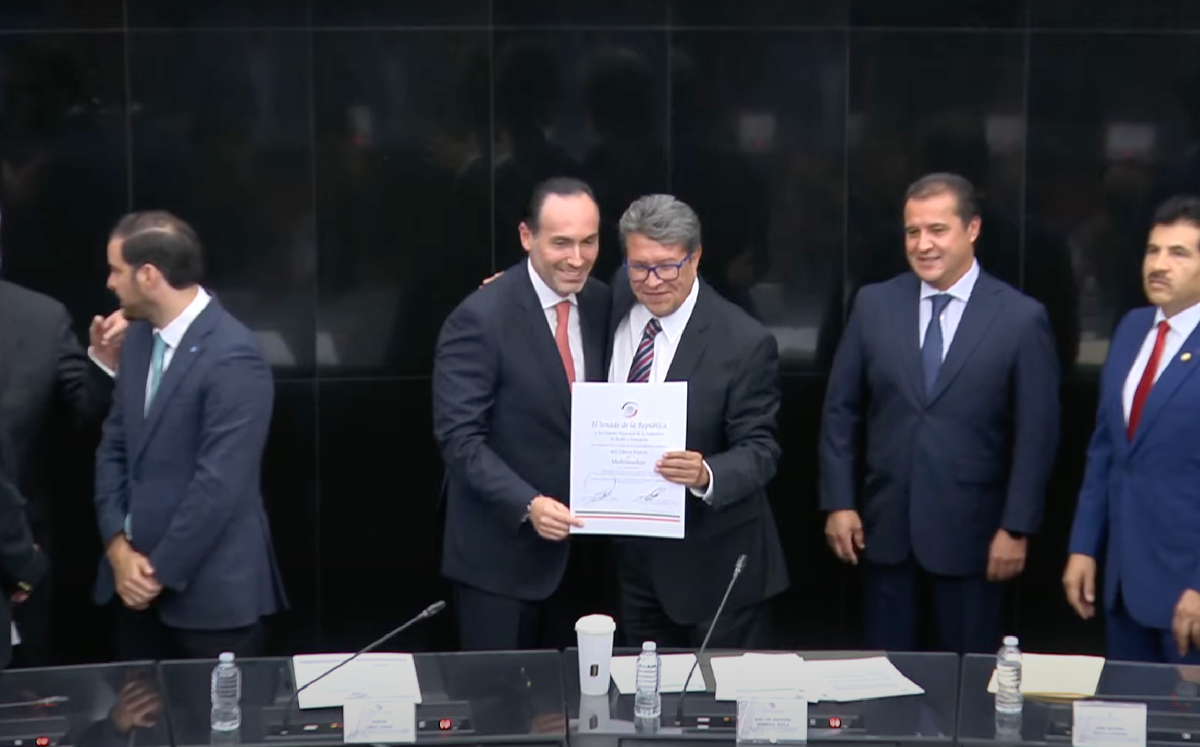El senador Ricardo Monreal fue el encargado de entregar el reconocimiento. | Especial