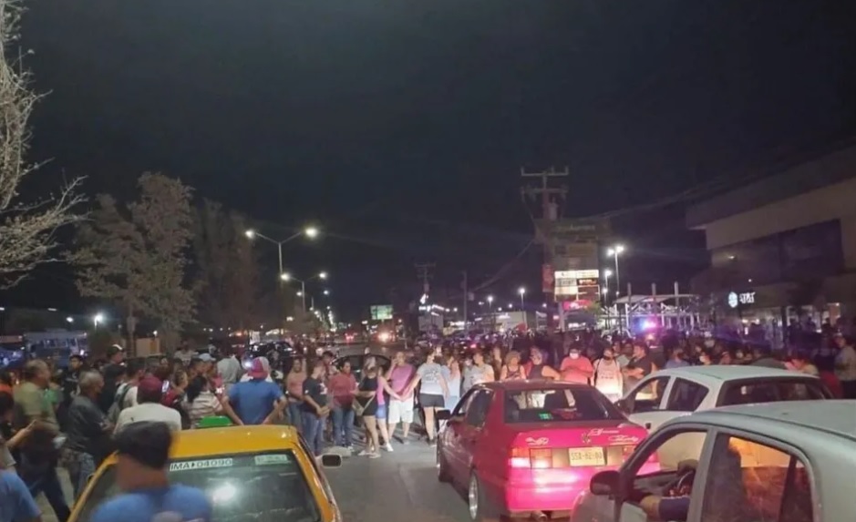 Adultos y niños bloquean avenida Lincoln por falta de agua. Foto: Especial.