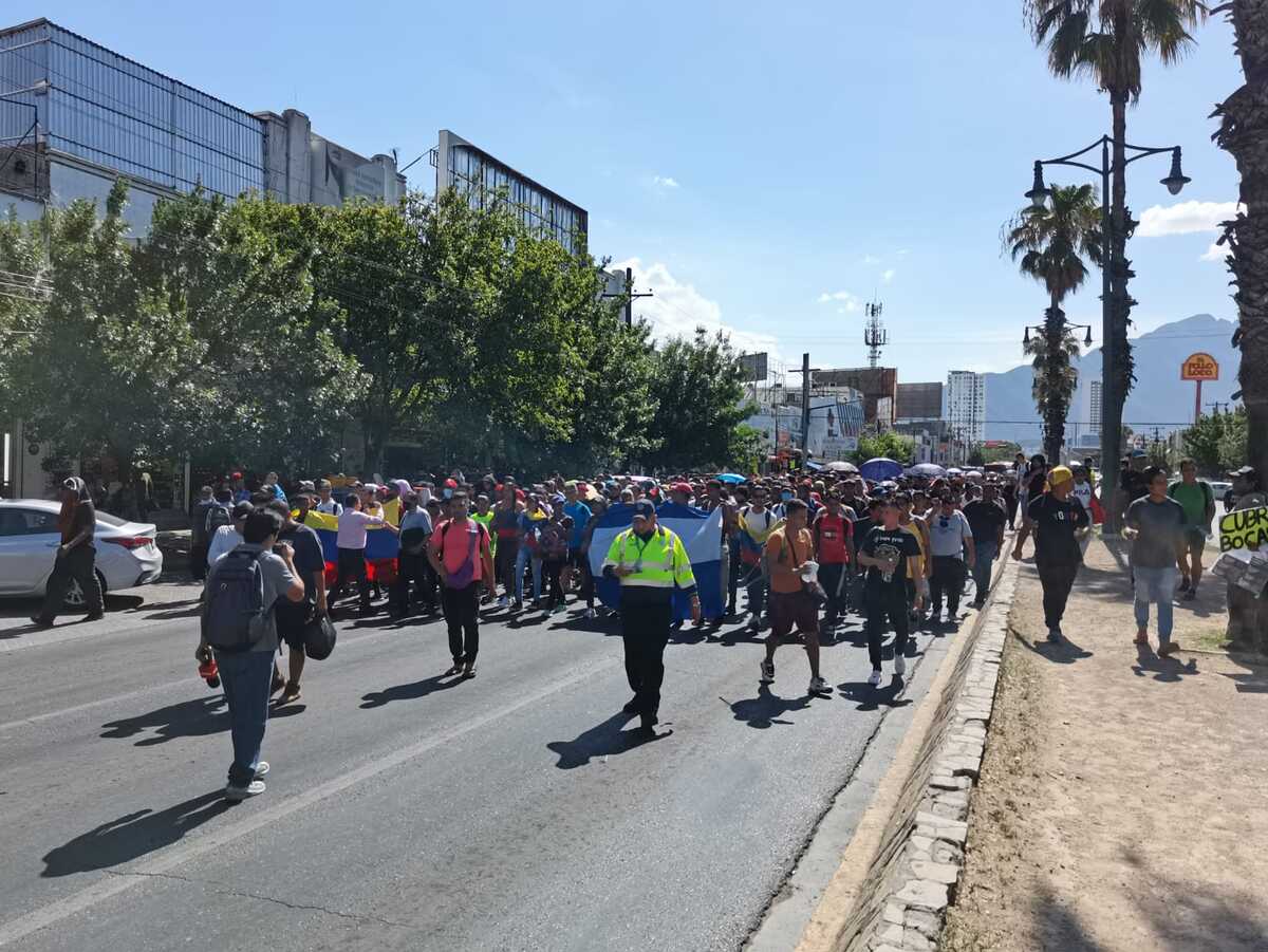 La caravana de migrantes caminó por el centro de Monterrey. Foto: Alexandra Amao