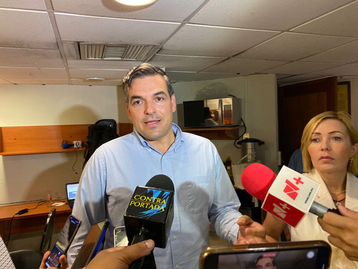El diputado de Acción Nacional, Mauro Guerra y la activista, Claudia Tapia, urgieron al gobernador la instalación del Consejo. Foto: Kevin Recio