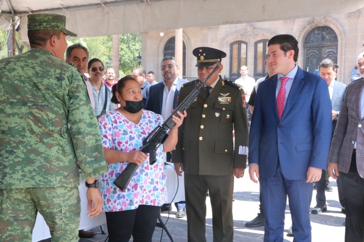 Gobierno de Nuevo León y Ejército inician campaña de canje de armas. Foto: Leonel Rocha.