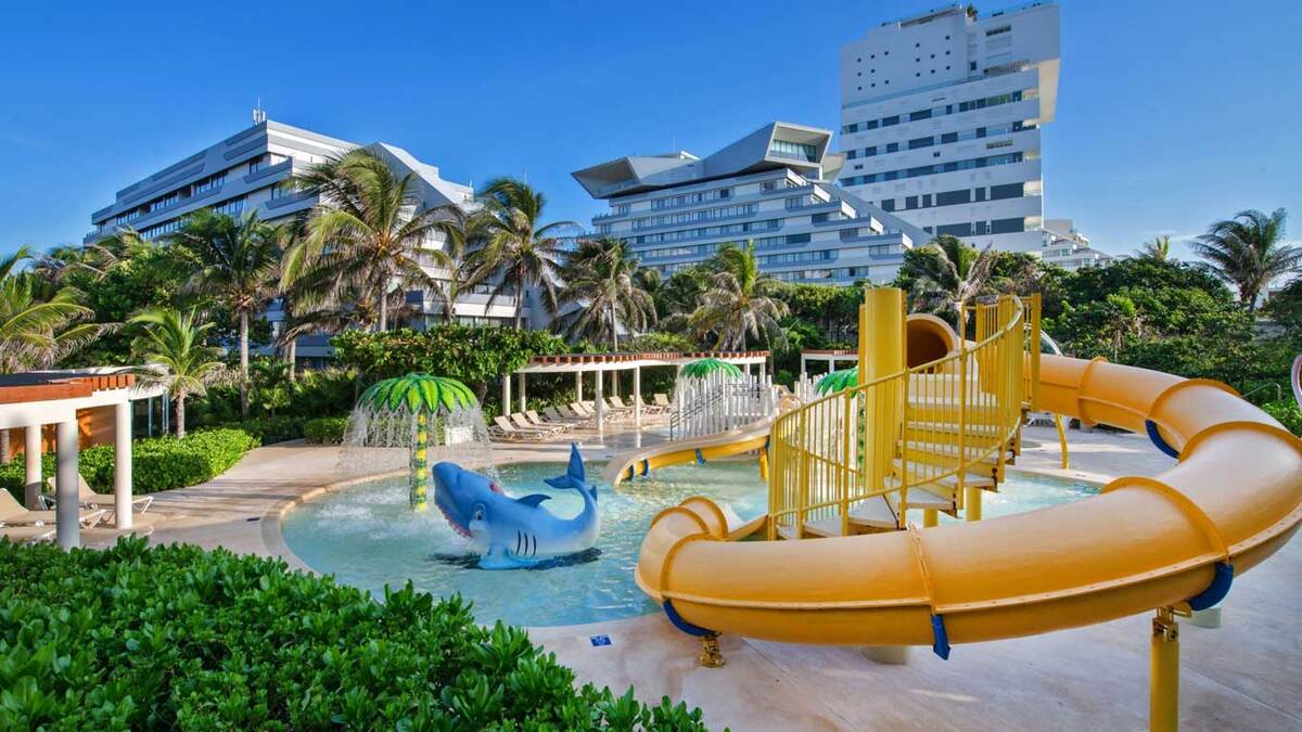 La línea de productos Muuch Kaab son distribuidos en todas las habitaciones de sus tres hoteles de súper lujo .