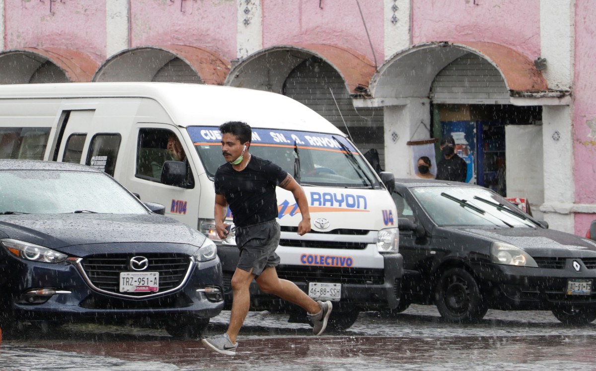 Lluvia sorprende a poblanos en la zona del centro | Agencia Enfoque