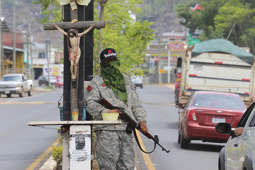 Los pobladores de Nuevo San Juan aseguran que no van a dejar las armas hasta que el gobierno les garantice la seguridad en el municipio. |Jorge Carbal