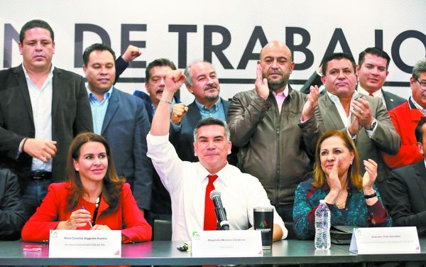 El presidente priista, arropado por los jefes estatales en conferencia. Jesús Quintanar