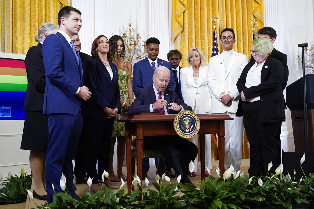 El presidente de Estados Unidos, Joe Biden, en la firma de proteger derechos LGBT+. (AP)