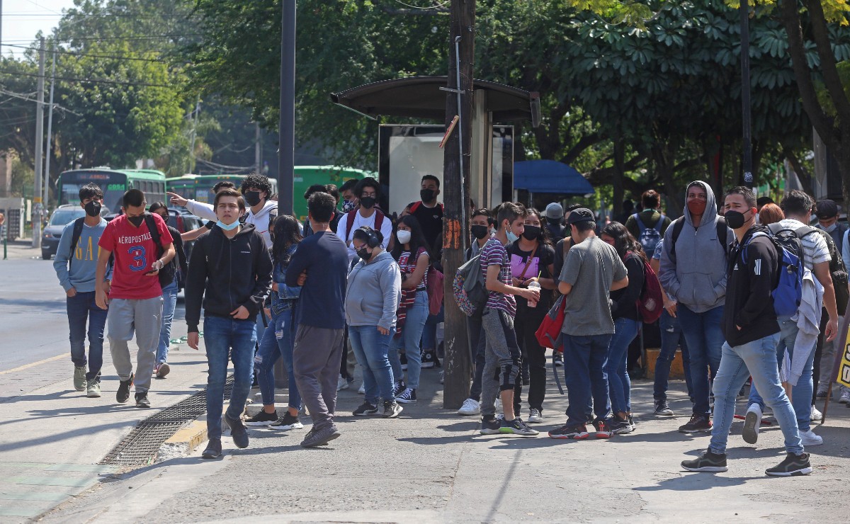 Universitarios de Jalisco usan transporte público (Fernando Carranza)