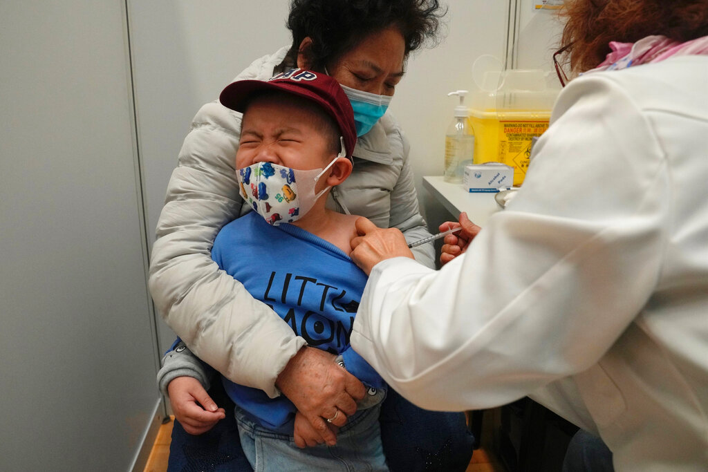 La vacunación de menores se mantiene en Estados Unidos, ahora se ampliará a bebés. (AP)