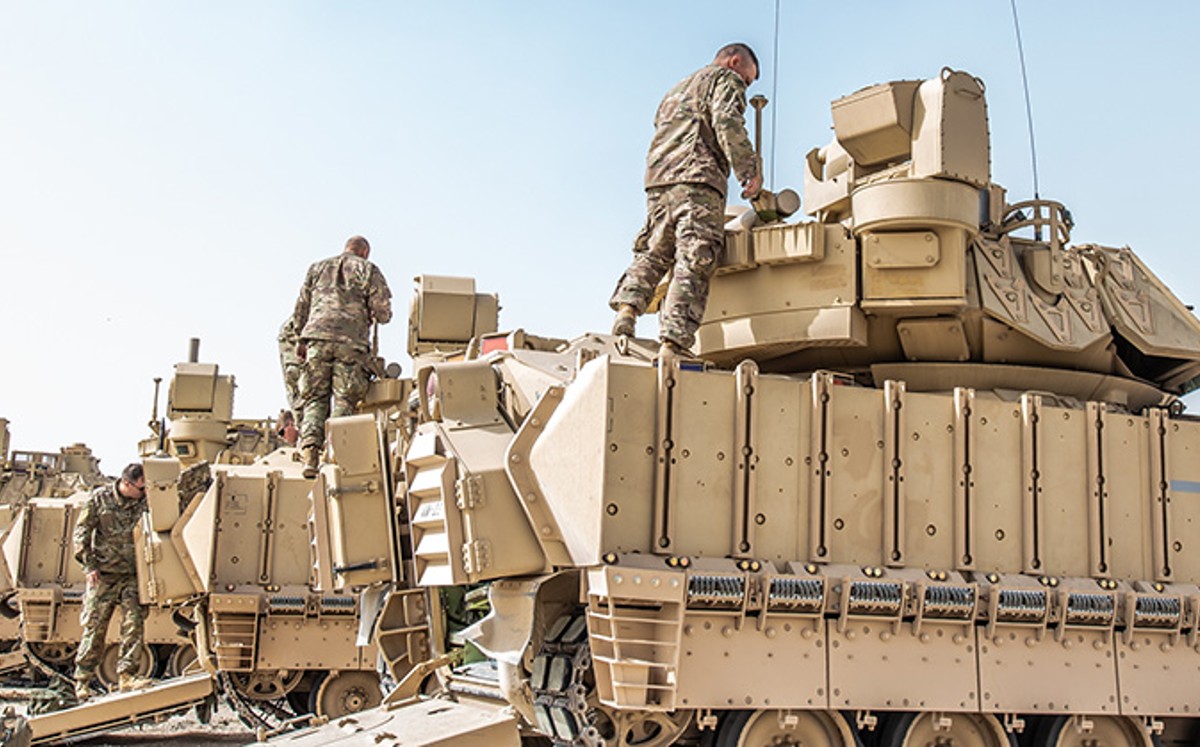Los vehículos de combate M2A3 Bradley se despliegan en el noreste de Siria. (Operation Inherent Resolve)