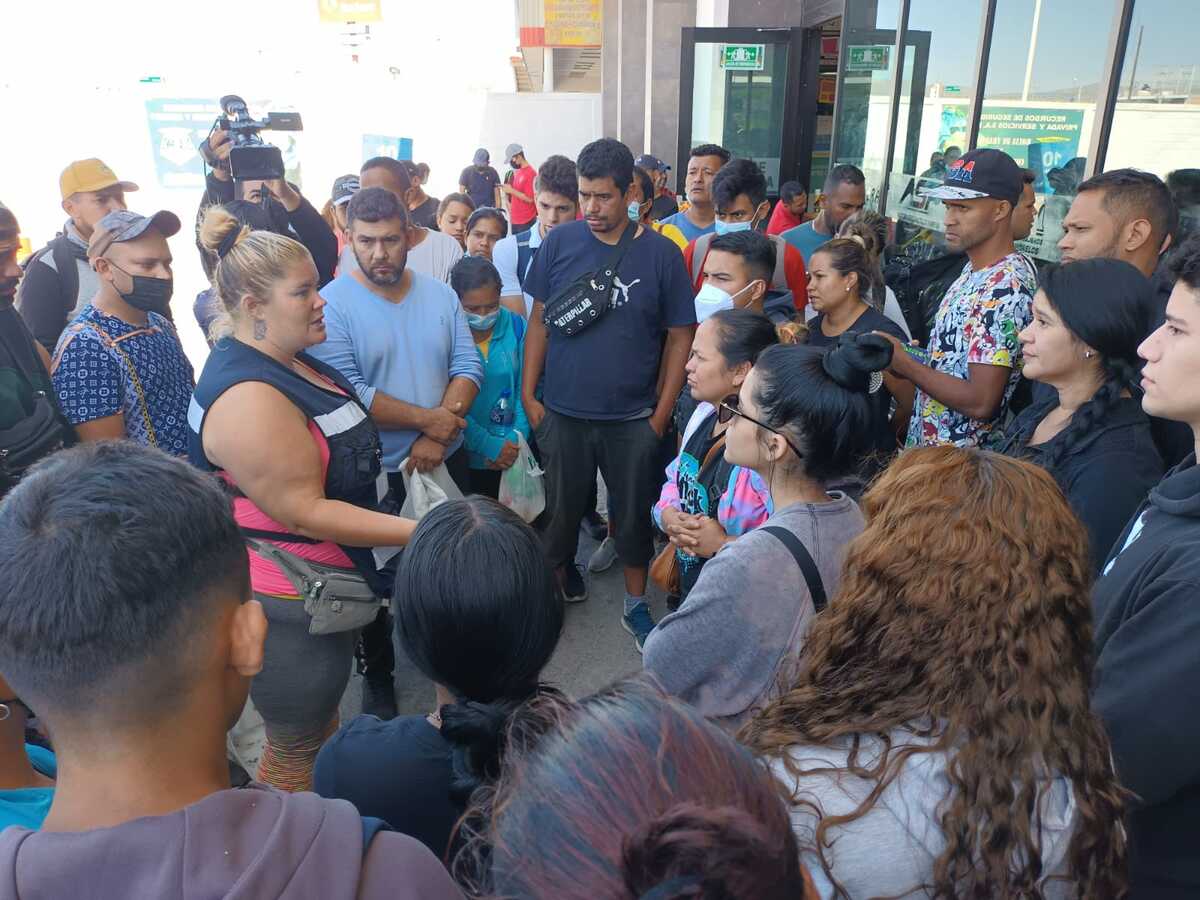 La activista gestionó con grupos de ciudadanos apoyo para la entrega de comida, agua y ropa para los migrantes, en su mayoría venezolanos. (Daniel San