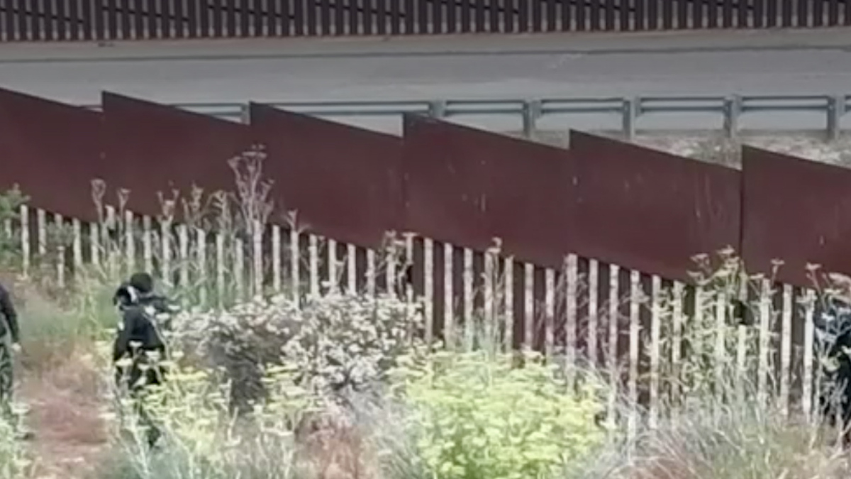 Asesinan a hombre frente a muro fronterizo con EU
