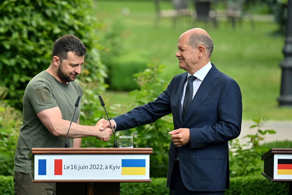 El canciller de Alemania, Olaf Scholz, junto al presidente de Ucrania, Volodimir Zelenski. (AFP)