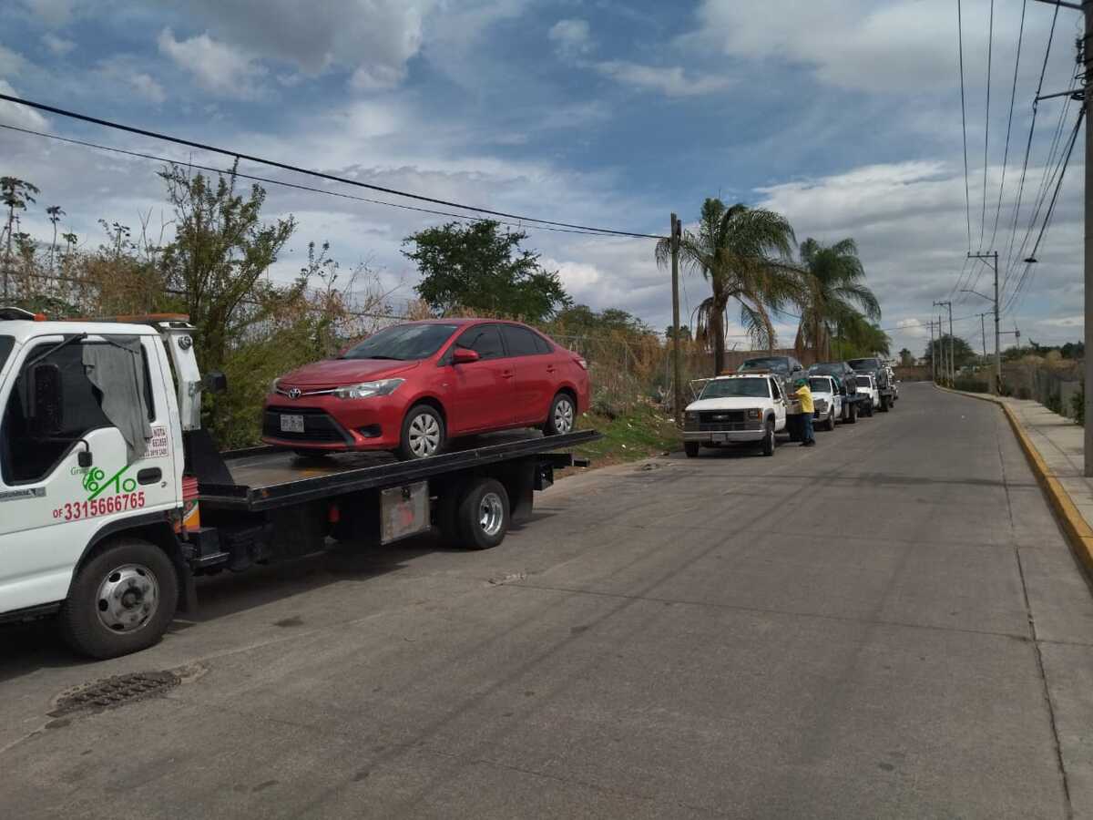 Algunos depósitos para vehículos en la ciudad lucen abarrotados, las grúas hacen filas con los carros arriba esperando entrar