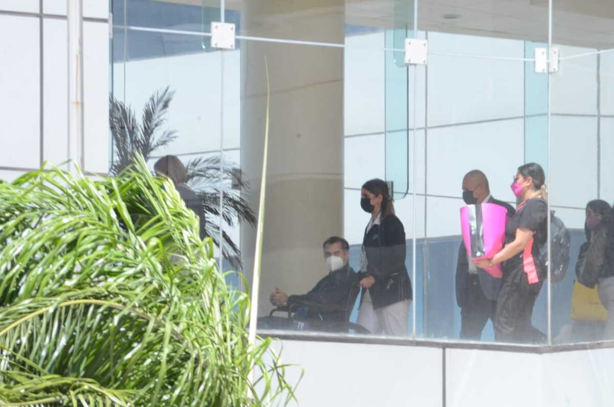 El Bronco, saliendo del hospital. Foto: Especial