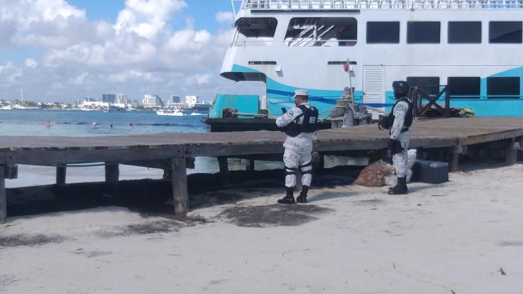 Elementos de la Guardia Nacional vigilan las costas de Cancún. (Rafael Martínez)