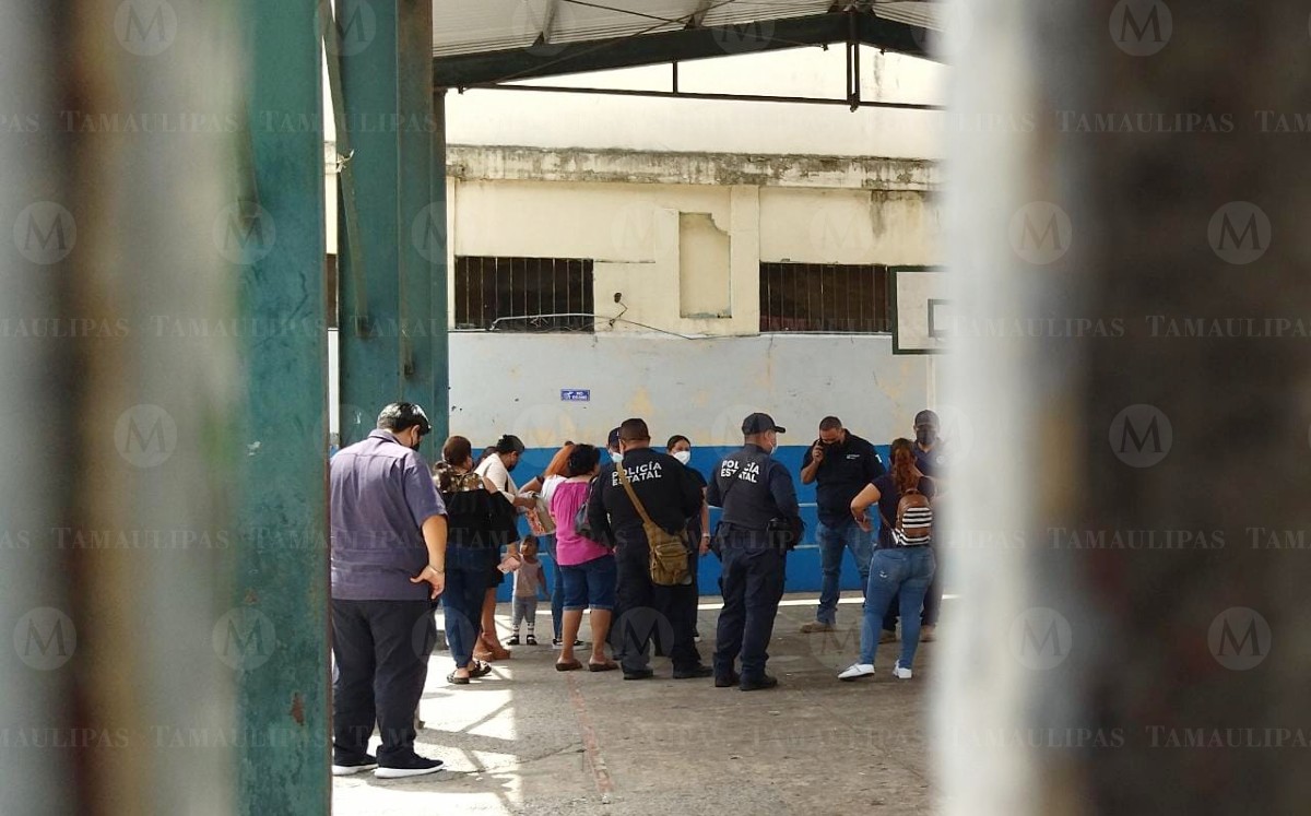 Policia Estatal en escuela