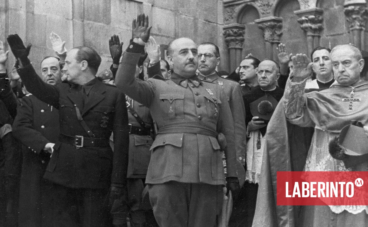 Francisco Franco asiste al segundo aniversario de la muerte de José Antonio Primo de Rivera, fundador de La Falange. (AP)
