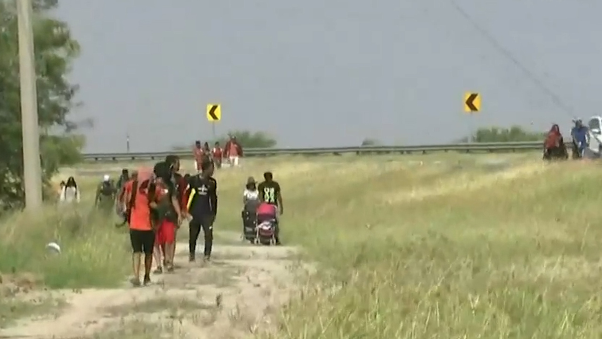 Habitantes de Saltillo escoltan a caravana migrante rumbo a la frontera de EU