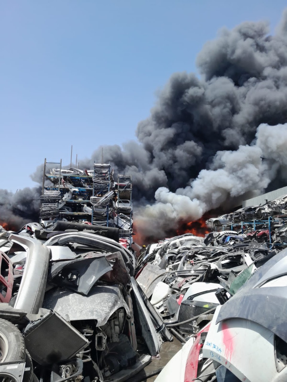 Incendio en Moll del Yonke causa desalojo de al menos 100 personas