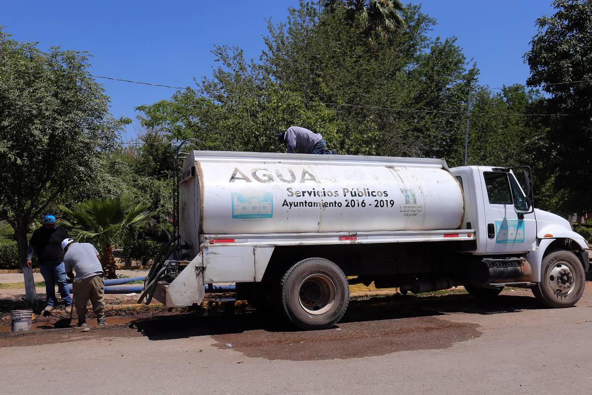 Lerdo abastece de agua a colonias a través de pipas | Rolando Riestra