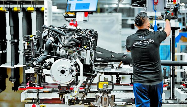 Planta armadora de motores de autos. EFE