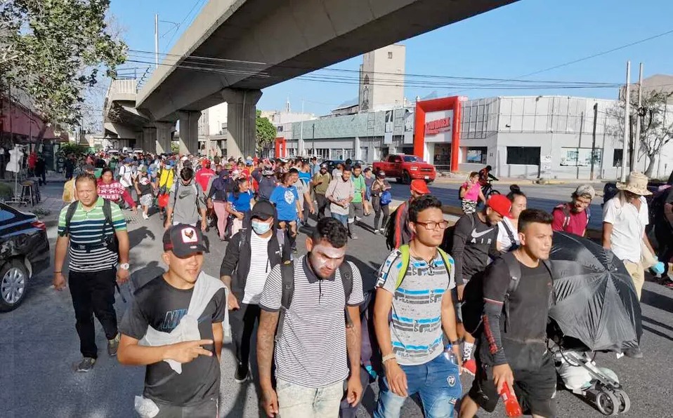 Policías de Monterrey y elementos de Fuerza Civil custodian a la caravana. Foto: Alexandra Amao