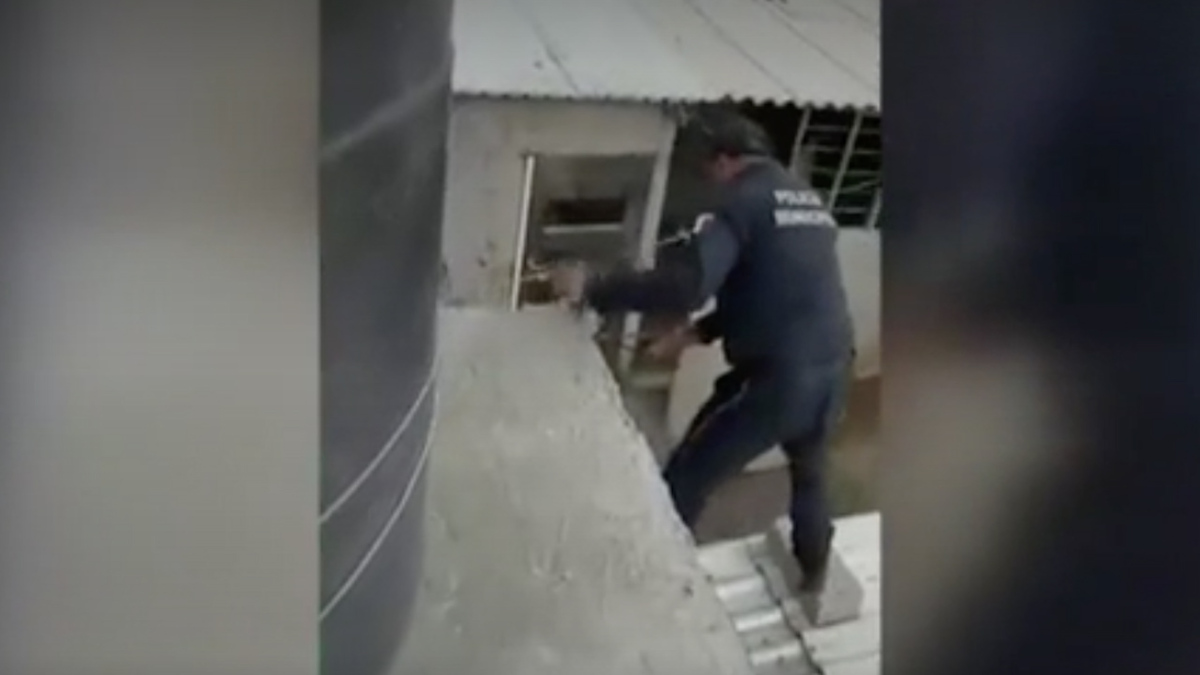 Rescatan a niña encerrada en tinaco, EdoMex
