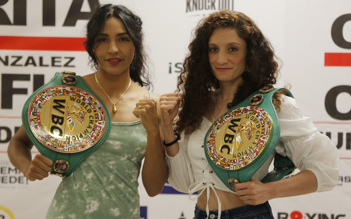 Yulihan "Cobrita" Luna y su rival, Jessica "Magnífica" González. (Manuel Guadarrama)