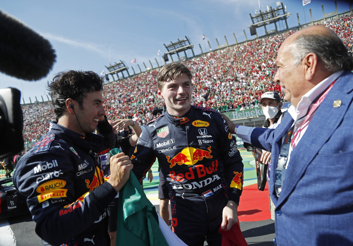 https://cdn.milenio.com/uploads/media/2022/06/17/checo-perez-max-verstappen-antonio.jpg