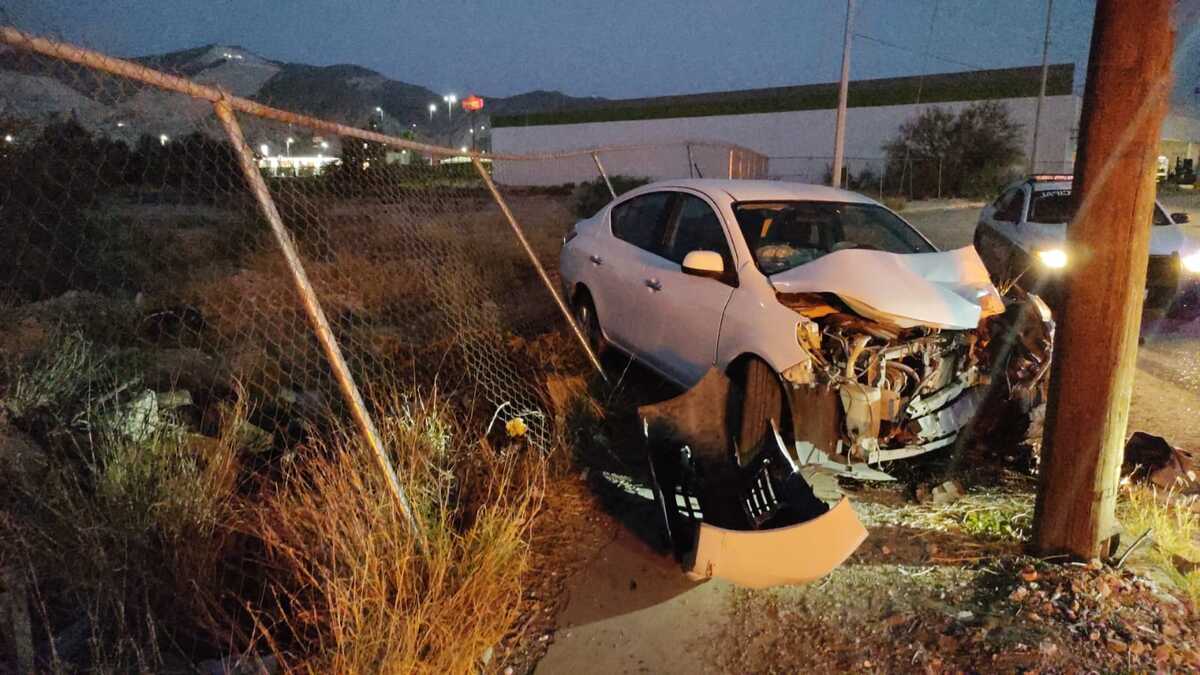 Torreón. Abandonan auto tras chocar contra poste y malla ciclónica ...