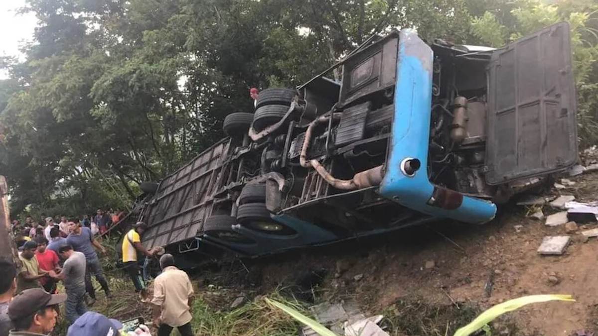 En Chiapas, autobús con peregrinos vuelca en carretera